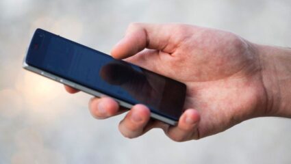 स्मार्टफोन युजर्सच्या डोक्याला झालाय ताप! अचानक बदलली फोनच्या कॉल आणि डायलरची सेटिंग, काय आहे या बदलाचं कारण?