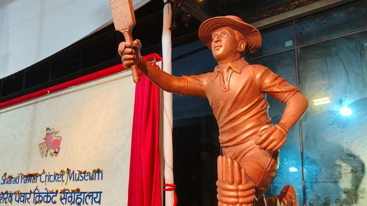 गावस्कर यांचा कांस्य पुतळा संग्रहालयाबाहेर बसवण्यात आला आहे. हे संग्रहालय अद्याप सर्वसामान्यांसाठी खुले नाही. २२ सप्टेंबरपासून ते सर्वसामान्यांसाठी खुले केले जाईल. गावस्कर यांची गणना भारतातील महान फलंदाजांमध्ये केली जाते आणि त्यांच्या कामगिरीला श्रद्धांजली म्हणून हा पुतळा बसवण्यात आला आहे. फोटो सौजन्य - सोशल मिडिया