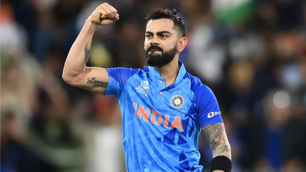 आशिया कपमध्ये सर्वाधिक धावा करणाऱ्या फलंदाजांच्या यादीत विराट कोहली तिसऱ्या क्रमांकावर आहे. या स्पर्धेत आतापर्यंत खेळल्या गेलेल्या १६ सामन्यांमध्ये किंग कोहलीने एकूण ११७१ धावा केल्या आहेत. यापैकी त्याने एकदिवसीय स्वरूपात ७४२ धावा केल्या आहेत, तर टी-२० आशिया कपमध्ये विराटने ८५ च्या सरासरीने ४२९ धावा केल्या आहेत. फोटो सौजन्य - सोशल मिडिया