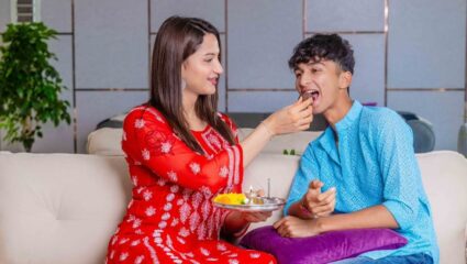 मुलापासून मुलगी झालेल्या अनया बांगरने साजरे केले रक्षाबंधन! शेअर केल्या मनातील भावना