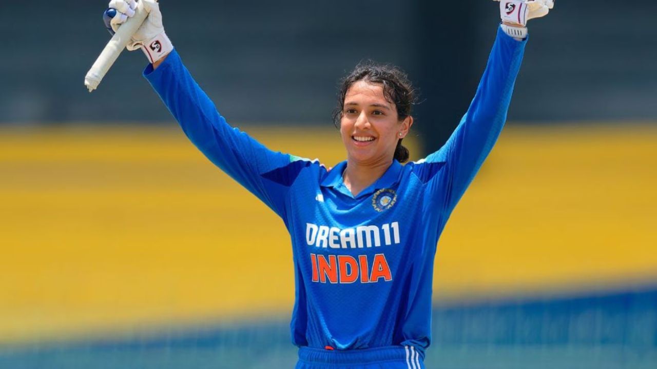 भारताची स्टार खेळाडू स्मृती मानधना हिने क्रिकेट विश्वामध्ये खळबळ उडवली आहे. तिने आतापर्यत कमालीची कामगिरी संघासाठी सातत्याने केली आहे. तिच्या या 11 वर्षाच्या करिअरमध्ये तिने आतापर्यत 105 सामने खेळले आहेत. यामध्ये तिने 4588 धावा केल्या आहेत. फोटो सौजन्य - सोशल मिडिया
