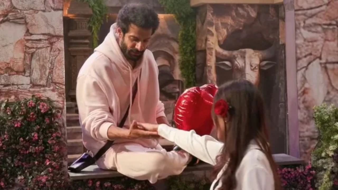 बिग बॉसच्या प्रत्येक सीझनमधील हे जवळजवळ शेवटचे टास्क असते. प्रत्येक सिझनमधील काॅलेज टास्कचे आयोजन करण्यात येते यामध्ये प्रेक्षकांचे आयोजन केले जाते. फोटो सौजन्य - सोशल मिडिया