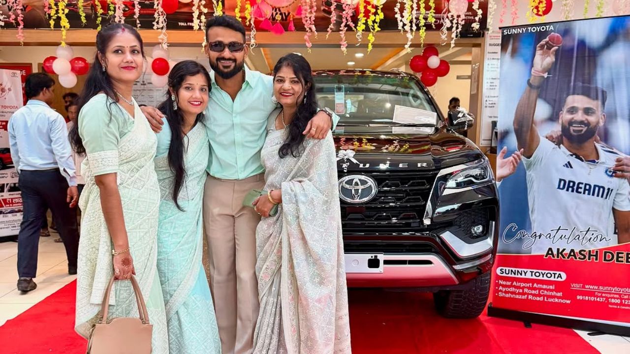 मँचेस्टरमध्ये खेळल्या गेलेल्या चौथ्या कसोटीत आकाशला स्थान मिळाले नाही. तथापि, ओव्हल मैदानावर झालेल्या पाचव्या कसोटीत त्याने जोरदार पुनरागमन केले. आकाशने केवळ चेंडूनेच नव्हे तर फलंदाजीनेही योगदान दिले. त्याने २ विकेट्स घेतल्या आणि ६६ धावांची महत्त्वाची खेळीही खेळली. यामुळे भारताने मोठी धावसंख्या गाठली आणि सामना अनिर्णित राहू शकला. फोटो सौजन्य - Instagram