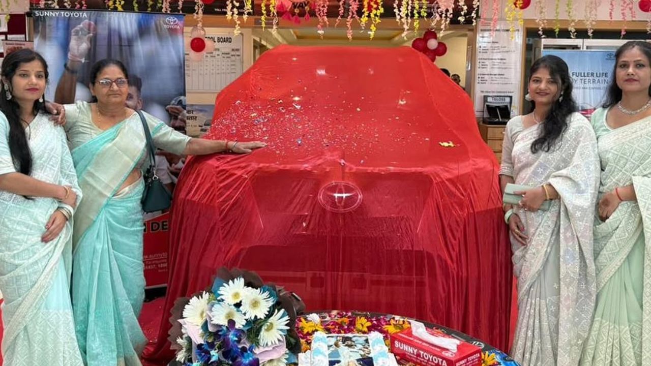 कॅप्शनमध्ये आकाशने लिहिले आहे की, 'स्वप्न सत्यात उतरले. चाव्या मिळाल्या. सर्वात महत्त्वाच्या लोकांसह.' आकाशने काळ्या रंगाची टोयोटा फॉर्च्युनर खरेदी केली आहे. फोटो सौजन्य - Instagram