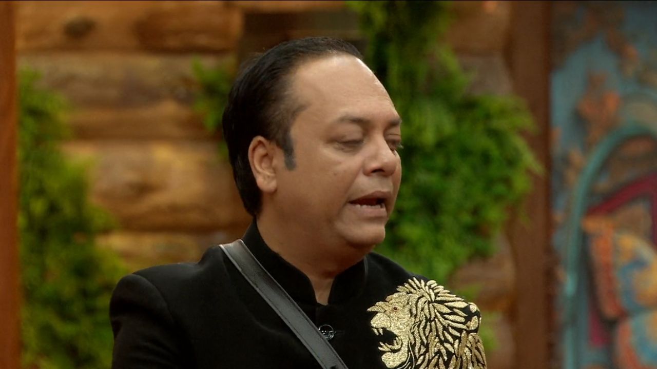 'गँग्स ऑफ वासेपूर' मध्ये डेफिनाईटची भूमिका साकारणारा झीशान इथेही वर्चस्व गाजवताना दिसतो. झीशानची खास गोष्ट म्हणजे तो कोणाचेही म्हणणे ऐकून गप्प बसत नाही. झीशान आणि गौरवमधील भांडण असो किंवा घरातील इतर लोकांशी वाद असो, तो त्याचे पात्र अतिशय आत्मविश्वासाने सादर करतो आणि कधीकधी धमक्याही देताना दिसतो. फोटो सौजन्य - JioHotstar Reality