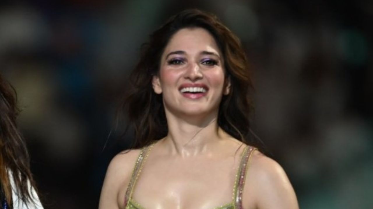 अभिनेत्री दिशा पटानी, तमन्ना भाटिया, जान्हवी कपूर, अभिनेता सिद्धार्थ मल्होत्रा आणि गायिका सुनिधी चौहान यांनी उद्घाटन समारंभ रंगतदार बनवला. यूपी टी२० लीगच्या उद्घाटन समारंभाचे फोटो सोशल मीडियावर वेगाने व्हायरल होत आहेत. फोटो सौजन्य - सोशल मिडिया