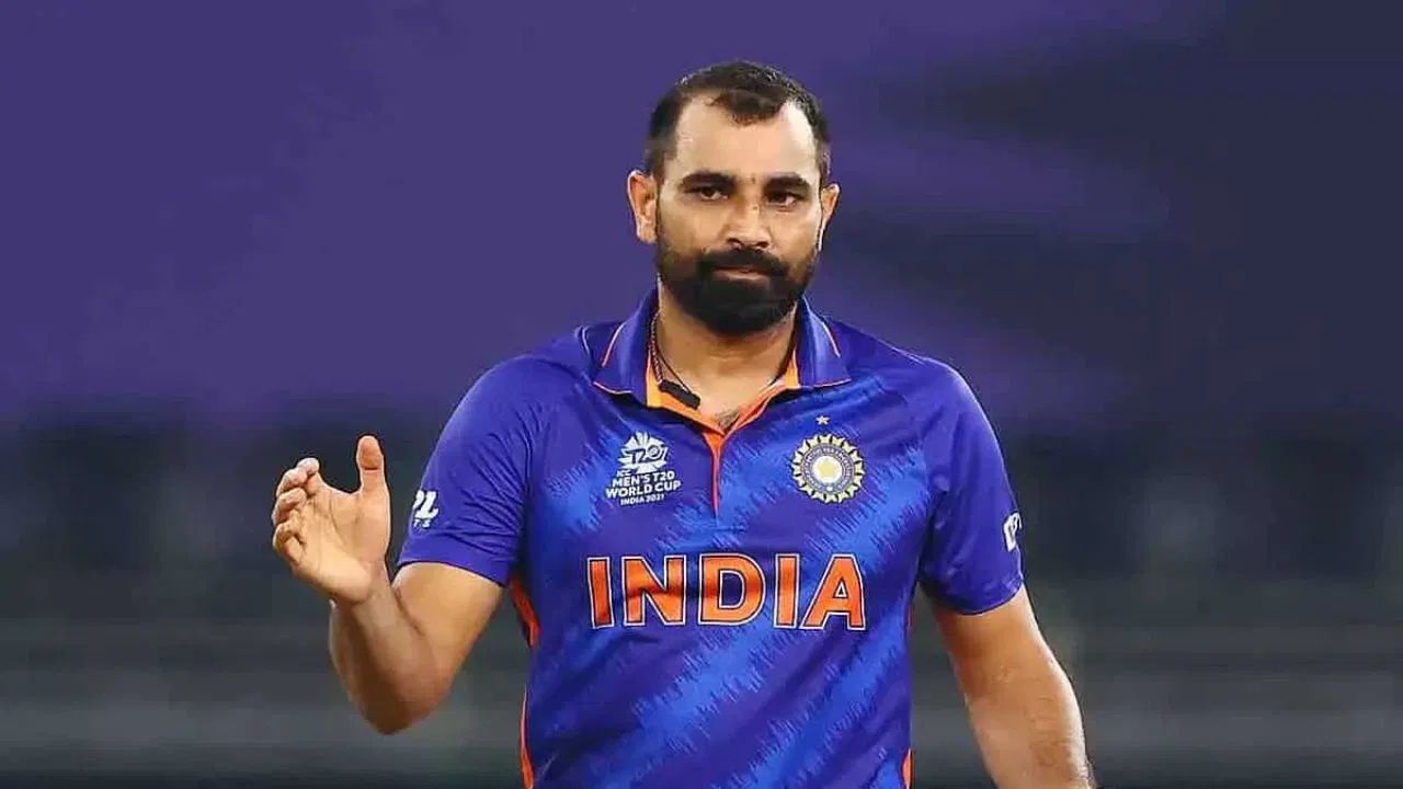 ९ सप्टेंबरपासून यूएईमध्ये होणाऱ्या टी-२० फॉरमॅटमध्ये खेळल्या जाणाऱ्या या स्पर्धेत भारतीय संघातून वेगवान गोलंदाज मोहम्मद शमीला वगळण्यात येणार आहे. २०२५ च्या खराब आयपीएल, फिटनेस आणि दुखापतींच्या समस्यांमुळे शमीला टी-२० संघातून वगळावे लागू शकते. फोटो सौजन्य - सोशल मिडिया
