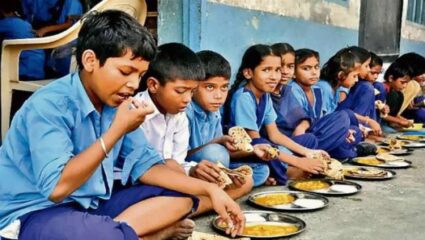पोषण आहार आधी मुख्याध्यापक अन् शिक्षक खाणार, मगच विद्यार्थ्यांना देणार; विषबाधा टाळण्यासाठी नवा नियम