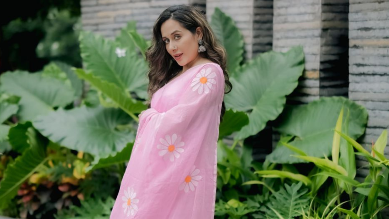 तेजस्विनीचा हा लुक चाहत्यांच्या हृदयात नक्कीच घर करताना दिसून येत आहे. फ्लोरल प्रिंट असणारी गुलाबी साडी तेजस्विनीच्या बांध्यावर अधिक उठावदार दिसत आहे