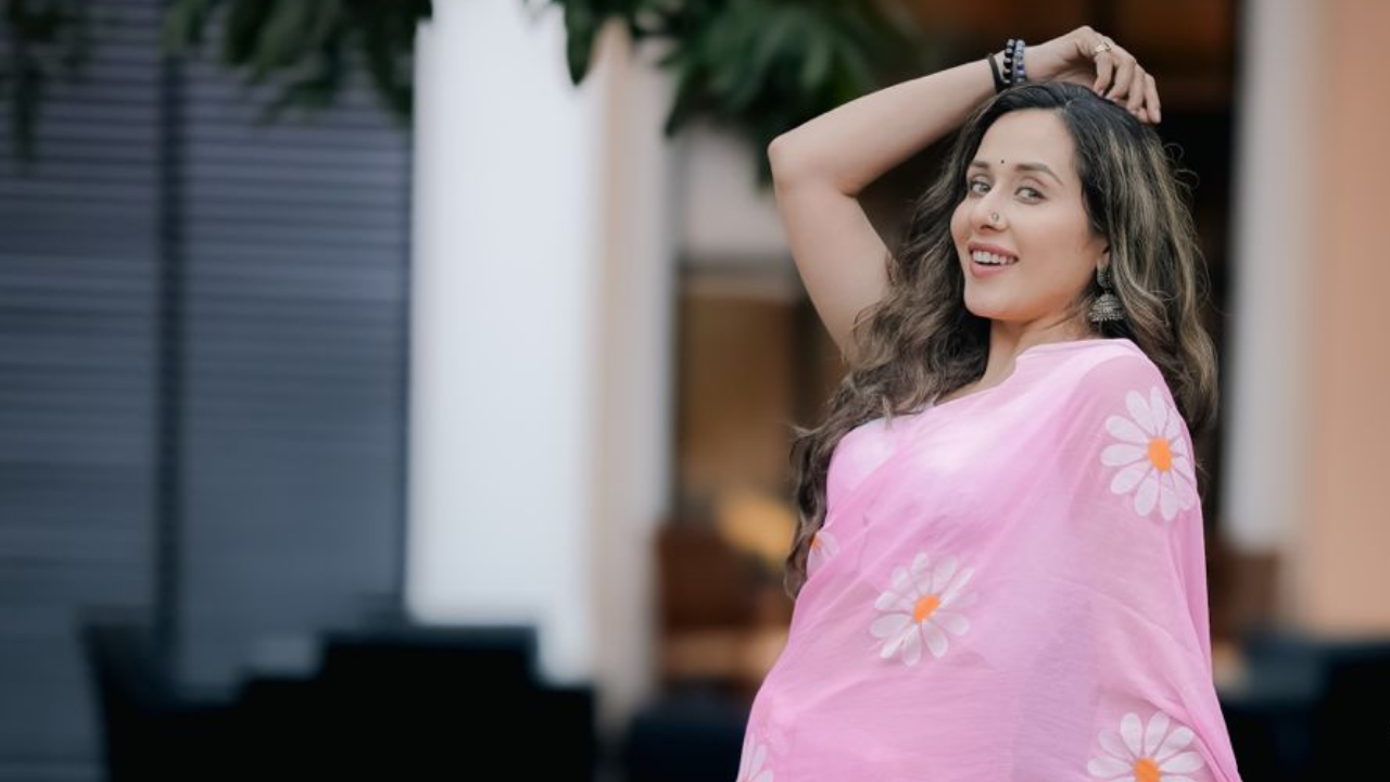 तिने या साडीसह केस सोडले असून त्यांना कर्ली वेव्ही लुक दिलाय आणि तिच्या सौंदर्यात यामुळे अधिक भर पडली आहे