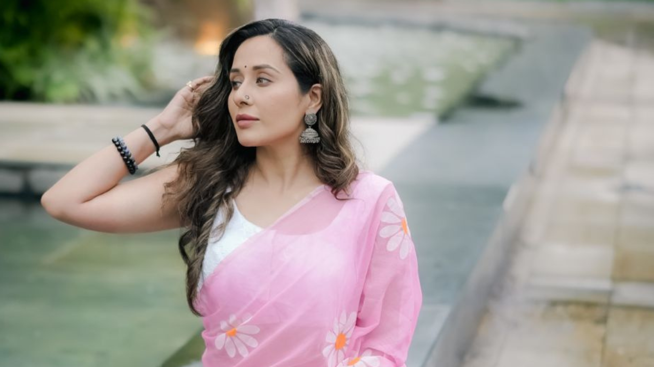 या साडीसह तेजस्विनीने स्लीव्हलेस व्हाईट ब्लाऊज परिधान केला आहे. साडीवर पांढऱ्या फुलांसह हा ब्लाऊज परफेक्ट मॅच होतोय 