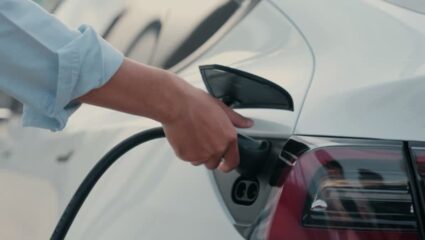 मुंबईत आजपासून Tesla चा पहिला Supercharger सुरु, EV चार्ज करण्यासाठी किती असेल चार्जेस?