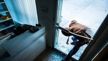 17 तोळे सोन्याच्या दागिन्यांसह महिलेची पर्स चोरीला; एकाच कुटुंबातील तीन चोरांना अटक