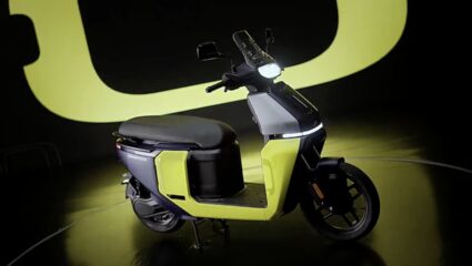 Ola-Ather चा खेळ संपला! TVS चा सर्वात स्वस्त इलेक्ट्रिक स्कूटर मार्केटमध्ये लाँच, मिळणार 158 KM रेंज
