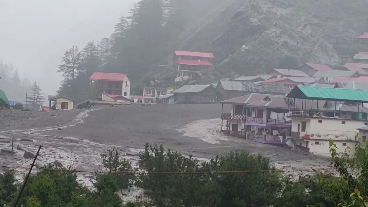 जिल्हा आपत्ती व्यवस्थापन अधिकारी शार्दुल गुसैन यांनी सांगितले की, बचाव पथक घटनास्थळी रवाना झाले आहे. हर्षिल येथून लष्कर, पोलिस, एसडीआरएफची टीम घटनास्थळी पोहोचली असून बचावकार्य सुरू आहे. 