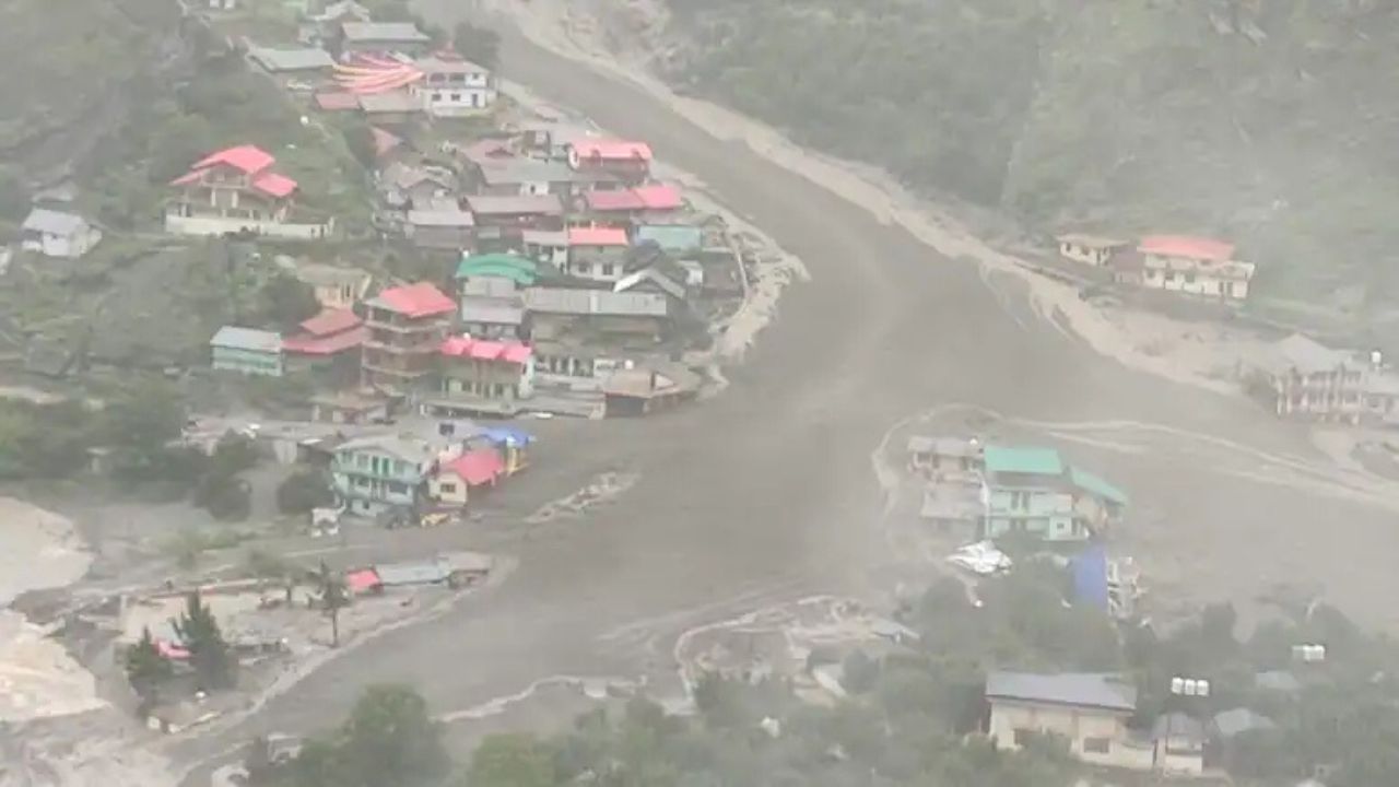 उत्तरकाशीतील धराली गावात दुपारी ढग फुटल्यानंतर, पुराच्या स्वरूपात डोंगरावरून बराच ढिगारा खाली आला. त्यामुळे अनेक लोक गाडले जाण्याची शक्यता आहे. 