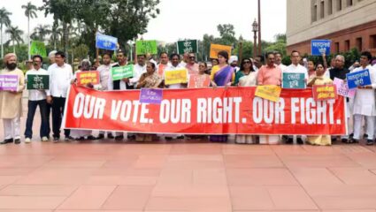 ‘वोट चोरी’ साठी रस्त्यावर उतरणार विपक्ष, INDIA ब्लॉकचा संसदेपासून EC कार्यालयापर्यंत मेगा मार्च; पोलिसांची परवानगी नाही
