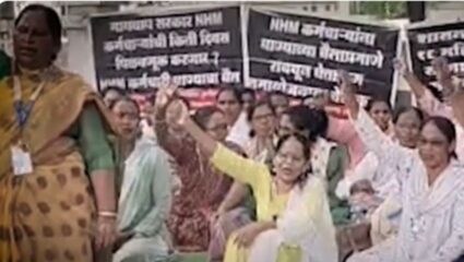 Wardha : वर्धात आगळीवेगळी हरतालिका साजरी, कंत्राटी आरोग्य कर्मचाऱ्यांच्या आंदोलनात गौरी पूजन