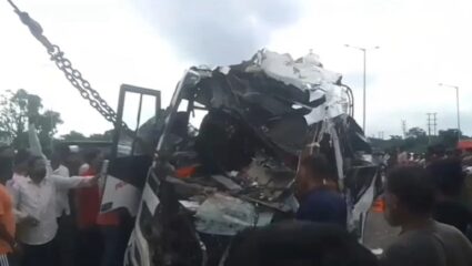 West Bengal Accident : पश्चिम बंगालमध्ये बस आणि ट्रकची भीषण टक्कर, १० यात्रेकरूंचा मृत्यू, ३५ जखमी