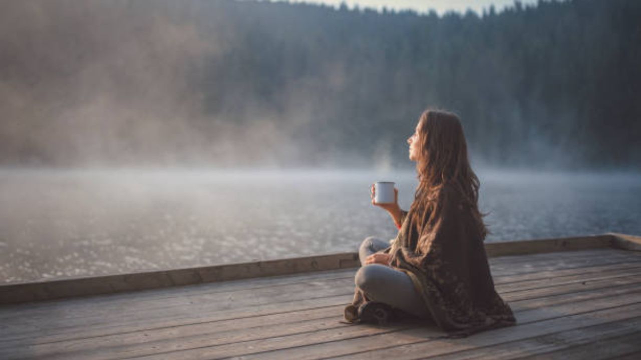 जे लोक सकाळी ११-१२ वाजता झोपतात त्यांची ही सवय त्यांच्या आरोग्यावर वाईट परीणाम करत असते. अशात मग सकाळी उठण्याची योग्य वेळ कोणती याबाबत अनेकांना प्रश्न आहेत, चला तर जाणून घेऊया. 
