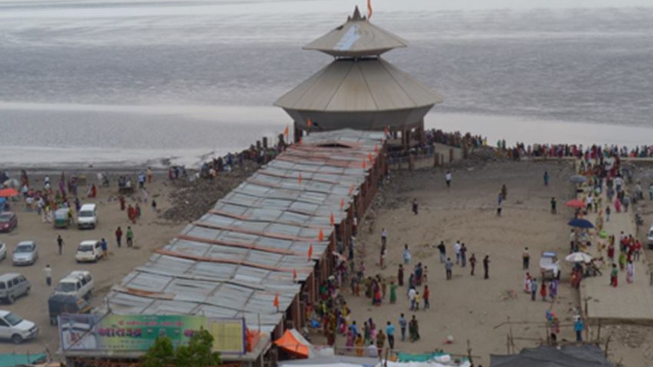 लोकांमध्ये आजही हे मंदिर स्तंभेश्वर तीर्थ या नावाने लोकप्रिय आहे. शिवलिंगाला समुद्राच्या पाण्याने अभिषेक केला जातो आणि मंदिराच्या गायब होण्याचा चमत्कार पाहण्यासाठी लोक दूरदूरवरुन इथे येतात 
