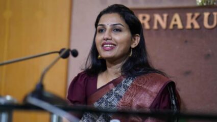 Success Story of Renu Raj: UPSC साठी सोडली डॉक्टरी! रेणू म्हणते,”IAS ऑफिसर बनून एकाच वेळी 1000…”