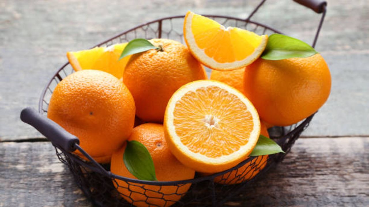 युरिक अ‍ॅसिडच्या समस्येपासून मुक्तता मिळवण्यासाठी तुम्ही व्हिटॅमिन सी समृद्ध फळांचा आहारात समावेश करू शकता, यामुळे संधिवाताची समस्या दूर होते. यासाठी संत्री, गोड लिंबू, लिंबू आणि आवळा अशा फळांचा आहारात समावेश करू शकता. 
