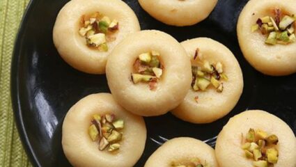 Raksha Bandhan 2025 : मलईदार दुधापासून अवघ्या काही मिनिटांतच घरी बनवा गोडसर अन् चवदार Milk peda
