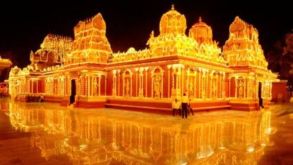 300 करोड सोन्याने नटलंय वेल्लोरचं हे अद्भुत श्रीलक्ष्मी नारायणी मंदिर; इथे कसं जायचं? जाणून घ्या