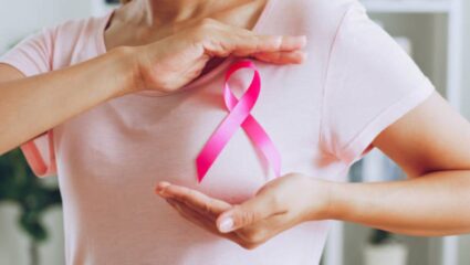 फक्त गाठच नाही तर शरीरात दिसून येणारी ही 5 लक्षणे देत असतात Breast Cancer चे संकेत; महिलांनो, सावध व्हा आणि लागेच करा चेकअप