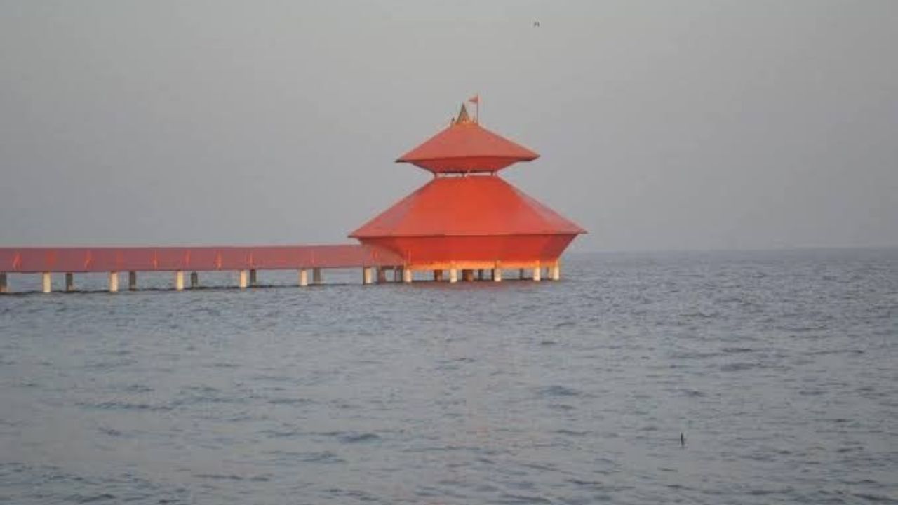 हे चमत्कारी मंदिर गुजरातमधील भरूच जिल्ह्यातील समुद्रकिनाऱ्यावर वसले आहे, त्याचे नाव स्तंभेश्वर आहे आणि हे मंदिर भगवान शिवाला समर्पित आहे. याची खास गोष्ट म्हणजे दररोज सकाळी आणि संध्याकाळी समुद्राच्या लाटा इतक्या उंच होतात की संपूर्ण मंदिर पाण्यात बुडते. यामुळेच या मंदिराला गायब मंदिर या नावानेही ओळखले जाते 

