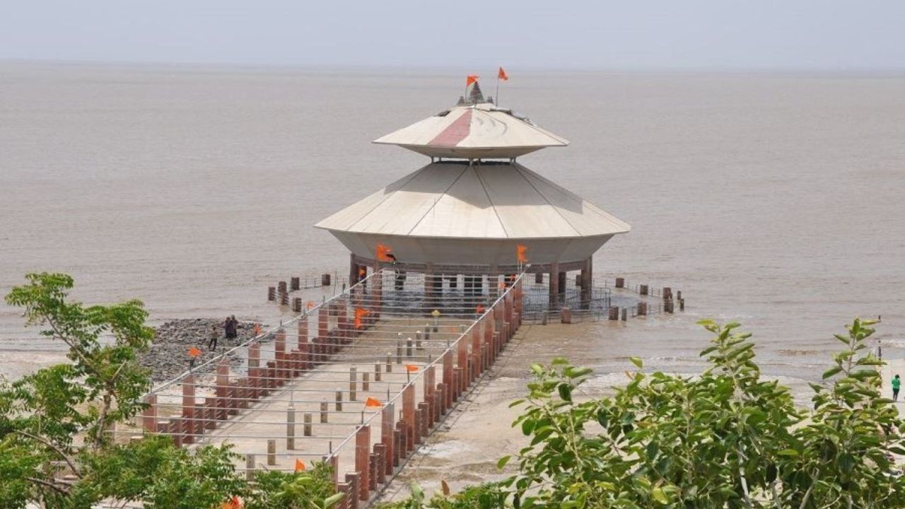 मंदिराचे नाव स्तंभेश्वर महादेव मंदिर असून जेव्हा भरती येते तेव्हा समुद्राच्या लाटा थेट गर्भगृहात पोहोचतात आणि त्यामुळे लाटा भगवान शिवलिंगाला स्पर्श करतात आणि जलाभिषेक करतात. लोकांचा असा विश्वास आहे की, शतकानुशतकांपासून असे घडत आहे. या नैसर्गिक क्रियेला लोक भगवान शिवाची लीला मनात आहेत 
