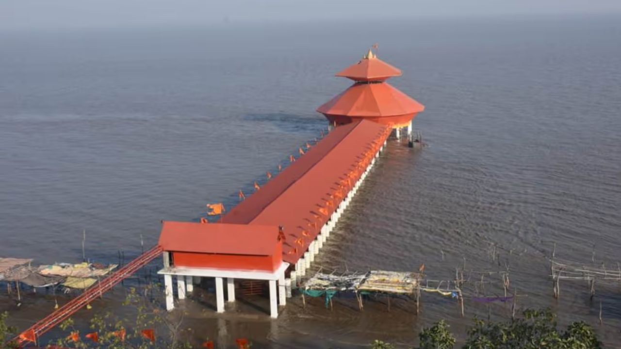 इतिहासकारांचा असा दावा आहे की स्तंभेश्वर महादेव मंदिर सुमारे २०० वर्षांपूर्वी सापडले होते. त्यामुळे हे मंदिर लोकांच्या श्रद्धेचे केंद्र राहिले आहे आणि हे अनोखे मंदिर पाहण्यासाठी लोक दररोज समुद्राच्या भरती-ओहोटीत शिवलिंगाचे दर्शन घेतात. शिवरात्री आणि श्रावणात इथे भाविकांची मोठी गर्दी पाहायला मिळते

