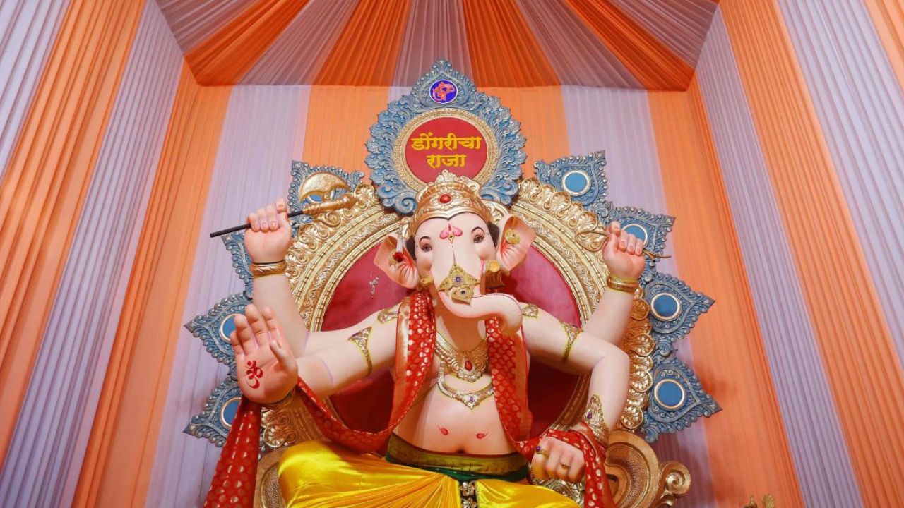कधी सुवर्णमंदिर तर कधी शबरीमाला मंदिर या मंदिरांची हुबेहुब प्रतिकृती तयार करण्यात आलेली होती.