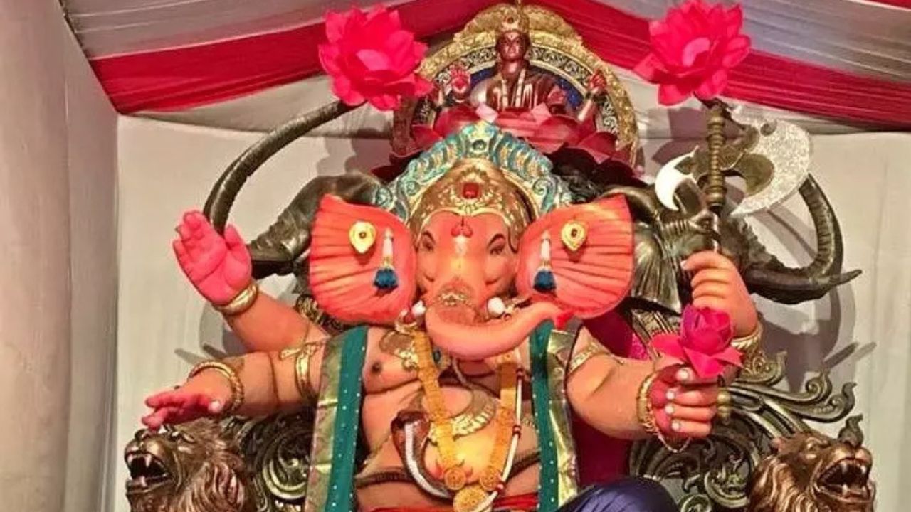 तेजुकाया गणेश मंडळ सर्वात जास्त प्रसिद्ध आहे ते म्हणजे देखाव्यासाठी.