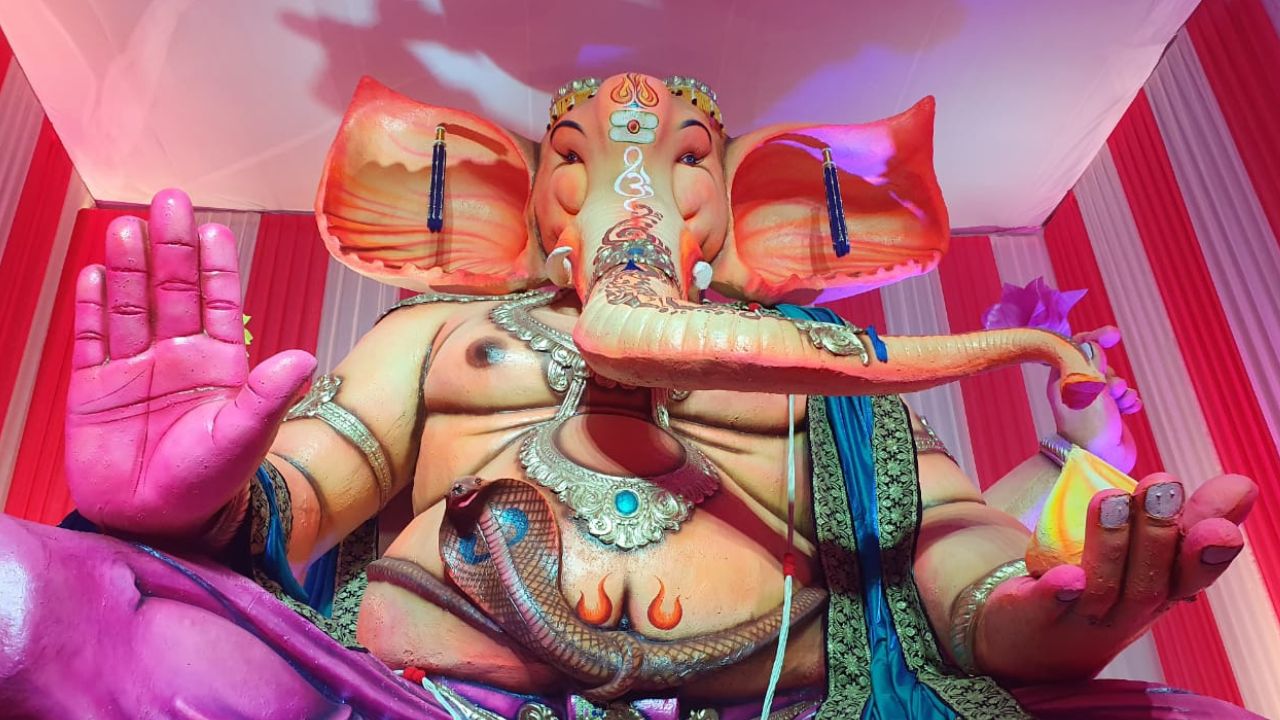 22 फूट उंच असलेल्या तेजुकायाची मूर्ती पर्य़ावरणपूरक आहे. 