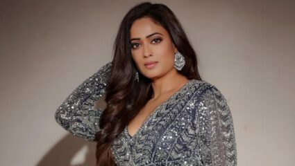 Shweta Tiwari चा बोल्ड अंदाज! ४४ व्या वर्षीही कातील अदा, फोटो पाहून तुम्हीही म्हणाल…
