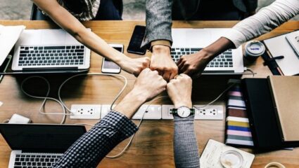 AI Jobs : पुढची 10 वर्ष ‘या’ नोकऱ्याच टिकणार! AI च्या जगात दरमहा कमवाल लाखो रुपये, Job Security चे नो टेन्शन
