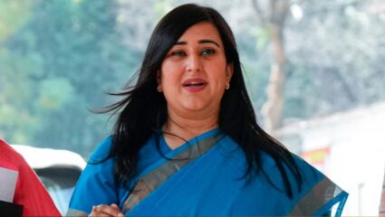 Bansuri Swaraj Viral Video : बांसुरी स्वराज यांनी केला राष्ट्रगीताचा अपमान? व्हिडिओ व्हायरल होताच दिलं स्पष्टीकरण