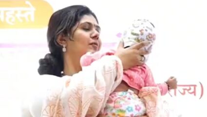 Pankaja Munde With Child : 10 महिन्याच्या बाळाला मंत्री पंकजा मुंडेंनी घेतलं जवळ…! स्टेजवरच दिसली मायेची ममता