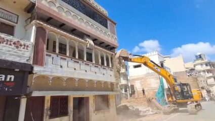 उत्तर प्रदेशमध्ये आणखी एक बुलडोझर कारवाई; पद्मश्री पुरस्कार विजेत्या खेळाडूचे घर केलं जमीनदोस्त