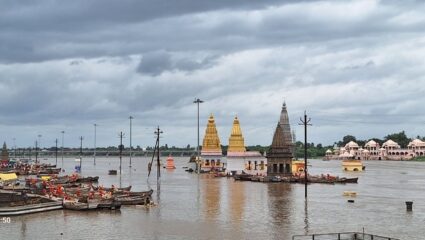 चंद्रभागा वाळवंटातील मंदिरांना पाण्याचा विळखा; नदीकाठच्या गावांना प्रशासनाकडून सतर्कतेचा इशारा