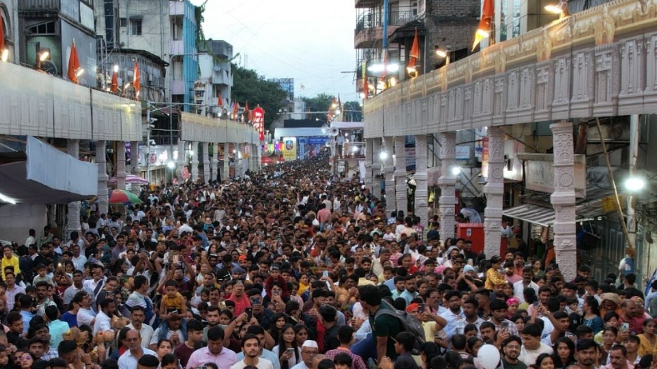 रविवारच्या निमित्ताने दगडूशेठ हलवाई गणपती बाप्पाच्या दर्शनासाठी देखाव्यापासून मुख्य मंदिरापर्यंत भाविकांची रांग लागली होती. लोकांची गर्दी ही अक्षरशः मुंग्यांप्रमाणे दिसून येत होती.