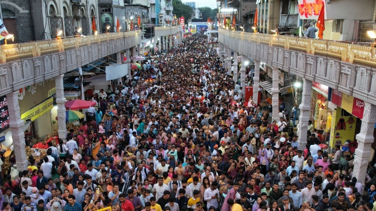 गणेशोत्सवामध्ये असणाऱ्या रविवारी भाविकांची मोठी रीघ दगडूशेठ हलवाई गणपतीला लागली होती. लाखोंच्या संख्येने भाविक गणरायापुढे नतमस्तक झाले आहे. 
