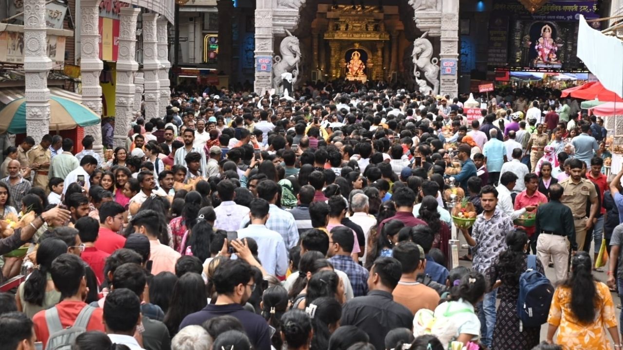 रविवारी सुटी असल्याने लाडक्या दगडूशेठ गणपती बाप्पाच्या दर्शनासाठी भाविकांची झालेली अलोट गर्दी झाली आहे. याचे फोटो देखील समोर आले आहेत. 