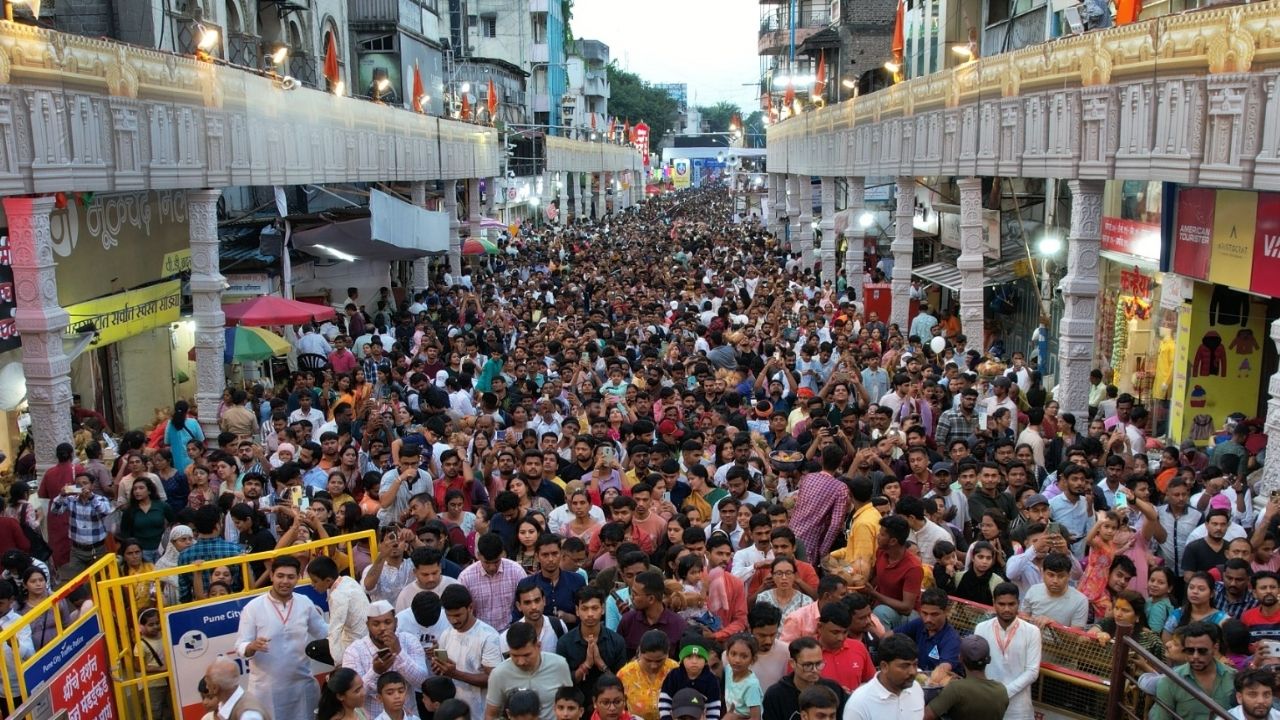 दगडूशेठ हलवाई गणपतीचा गणेशोत्सव पाहण्यासाठी लाखो भाविकांची गर्दी झाली आहे. गावागावातून भाविक पुण्यामध्ये दाखल होत आहे. आत्तापर्यंत लाखो भाविकांनी गणरायाचे दर्शन घेतले आहे. 