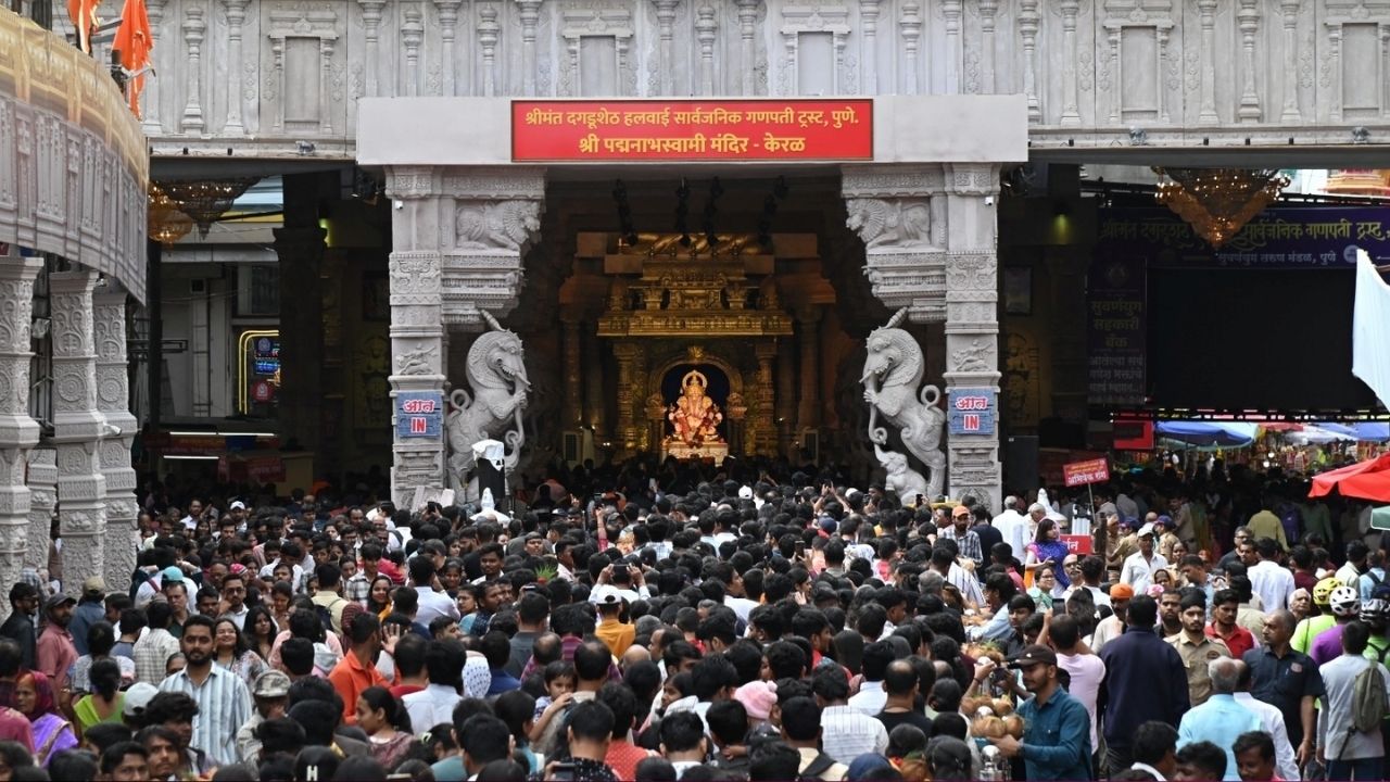 यंदा दगडूशेठ हलवाई गणपती मंदिराला पद्मनाभ मंदिराची प्रतिकृती साकारण्यात आली असून यामध्ये बाप्पा विराजमान झाला आहे. हे पाहण्यासाठी भाविकांची मोठी गर्दी होत आहे. 