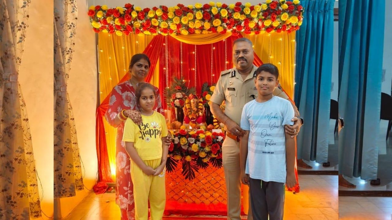 सह पोलीस आयुक्त रंजनकुमार शर्मा यांच्या घरी देखील मोठ्या उत्साहामध्ये गणरायाची प्राणप्रतिष्ठा करण्यात आली आहे. फुलांच्या सुंदर मखरामध्ये बाप्पा विराजमान करण्यात आला आहे. 
