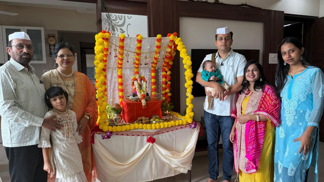 गुन्हे शाखेचे पोलीस उपायुक्त निखिल पिंगळे यांनी संपूर्ण परिवारासह गणेशाचे घरी स्वागत केले आहे. रांगोळी काढत आणि फुलांची सजावट करुन पिंगळे कुटुंबामध्ये बाप्पा वाजत गाजत आला आहे. 