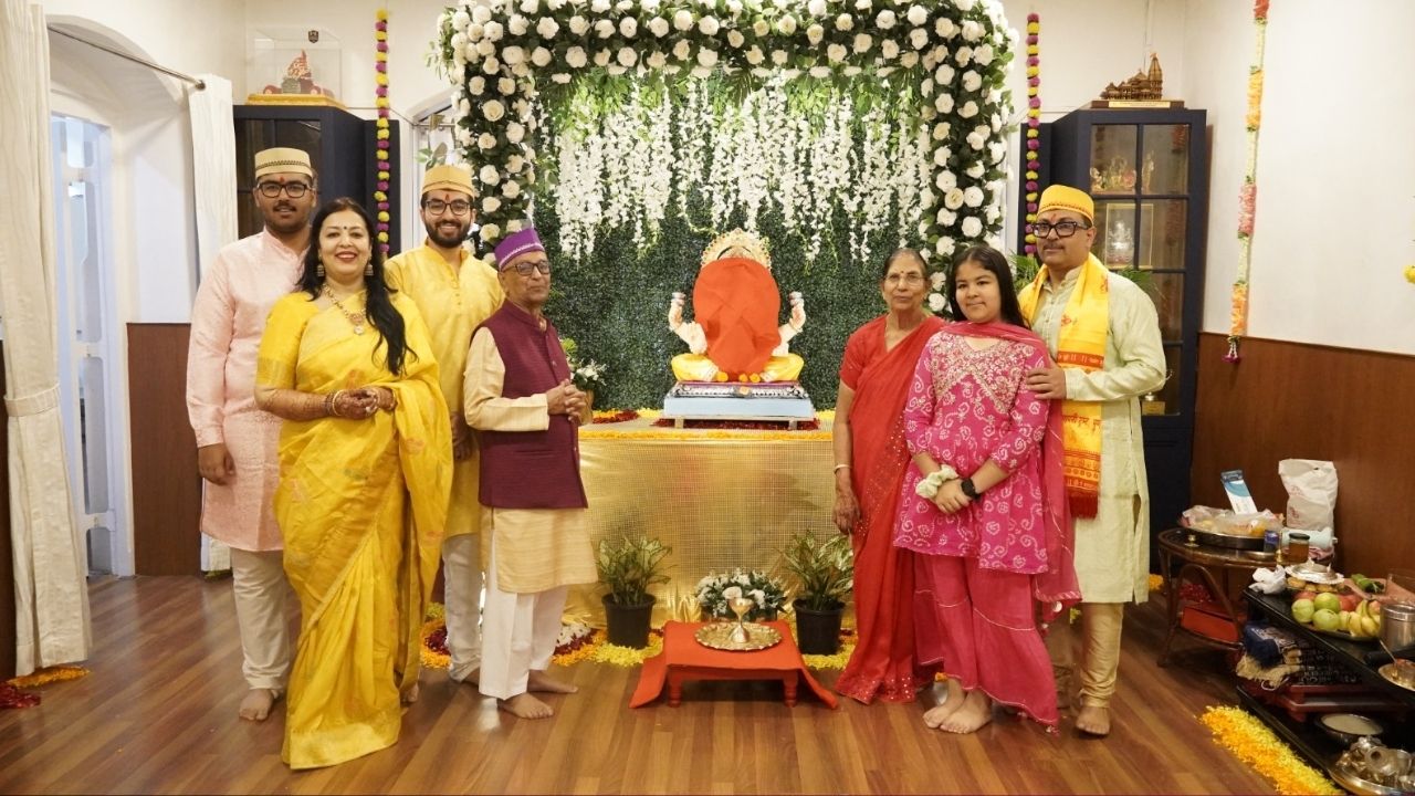 पुणे गणेशोत्सव निर्विघ्नपणे पार पाडण्यासाठी अहोरात्र कष्ट घेणारे पोलीस आयुक्त अमितेशकुमार यांच्या घरी देखील बाप्पाचे मोठ्या उत्साहात स्वागत करण्यात आले. फुलांची आरास करत पोलीस आयुक्त अमितेशकुमार यांच्या घरी बाप्पा विराजमान झाला आहे. 